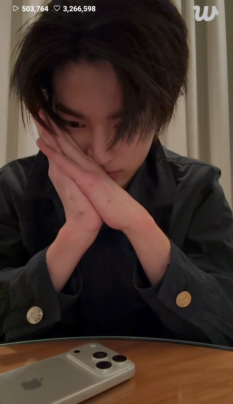 Keonho of CORTIS showing his hands on his Weverse live, healed after his injury