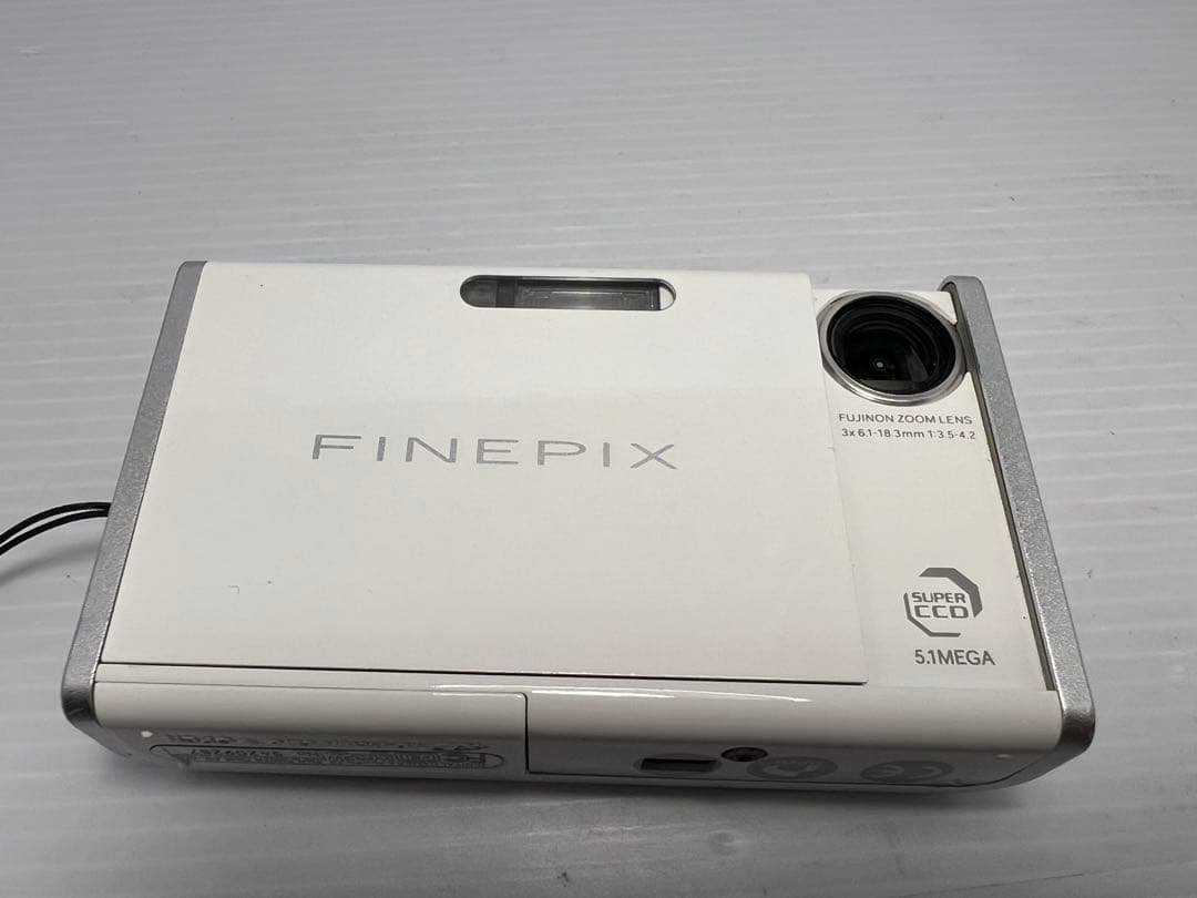 The white Fujifilm FinePix Z2, the 5.1 megapixel compact camera Martin of CORTIS uses