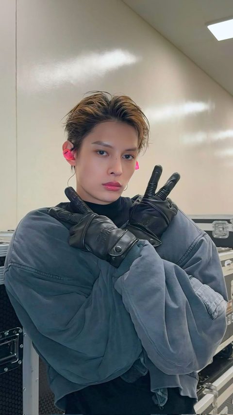 CORTIS James phone wallpaper, backstage in a grey bomber and black leather gloves