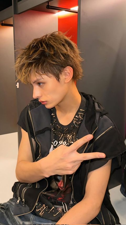 CORTIS James phone lock screen, backstage in a zipped vest and safety pin top