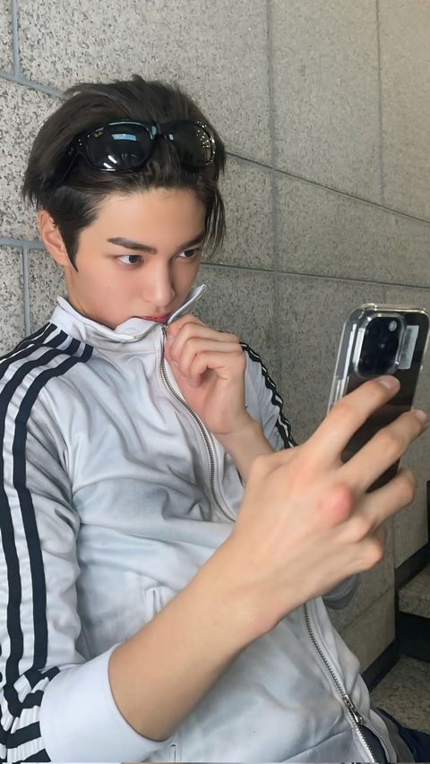 CORTIS Keonho phone lock screen, mirror selfie in a white adidas track jacket