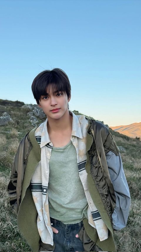 CORTIS Keonho phone wallpaper, layered shirt and jacket at sunset on a hillside
